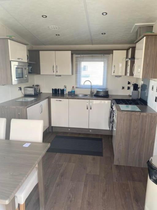 2 Bed, 2 Bath Lodge Style Caravan With Hot Tub & Private Garden At Patrington Haven Leisure Park Exterior foto